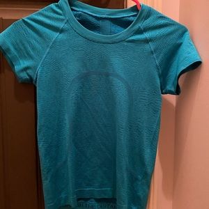 Wave pattern blue Lululemon swiftly tech size 2